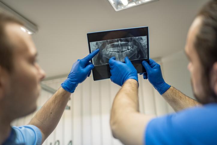Chirurdzy stomatologiczni oglądający pantomogram
