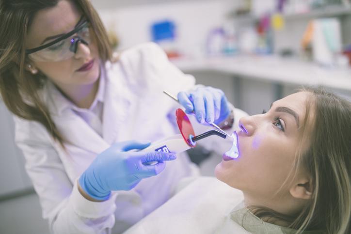 Dentysta podczas stomatologii estetycznej