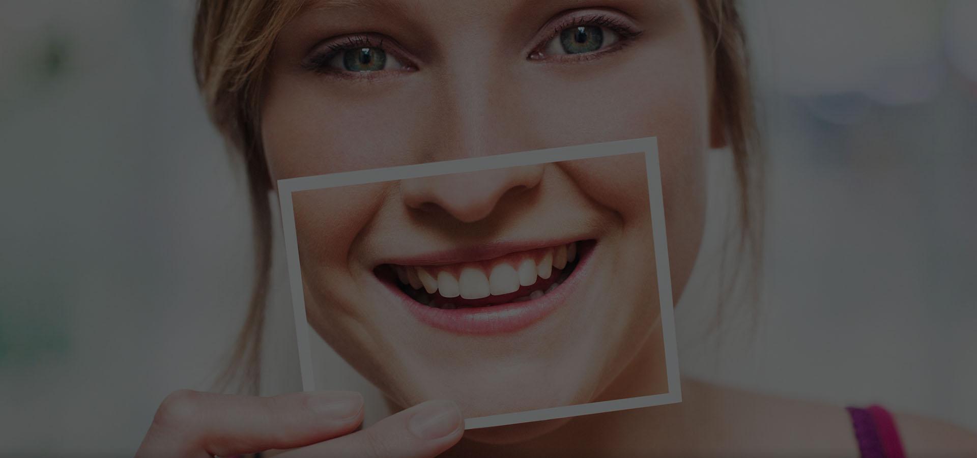 Uśmiechnięta kobieta trzyma ramkę przed swoimi zębami Slajd 3